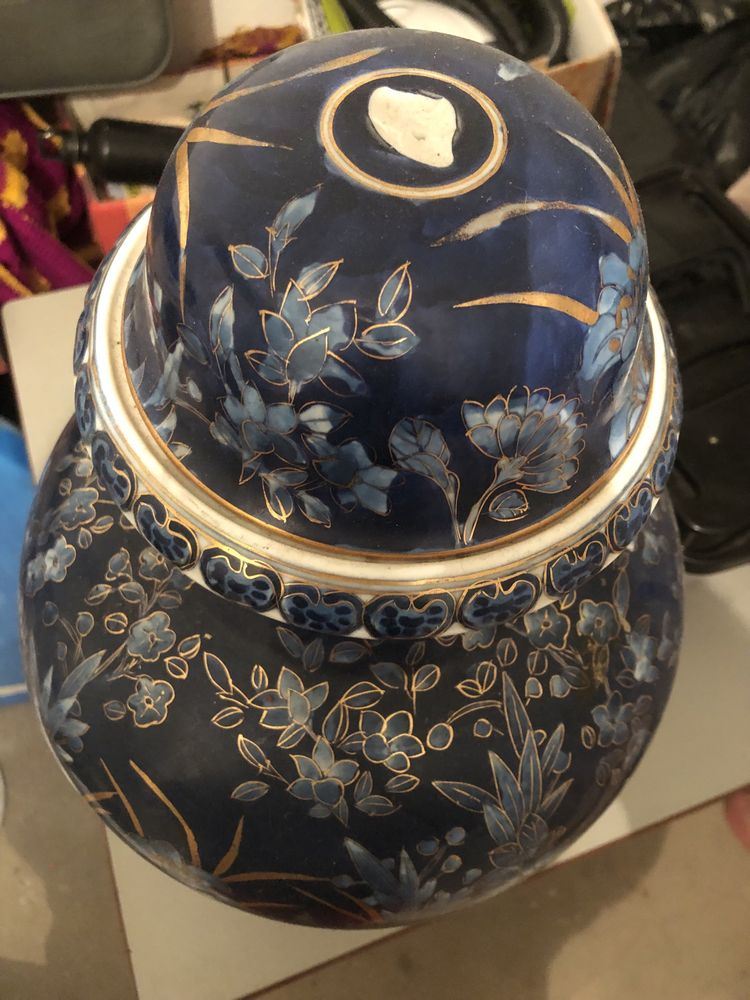 Jarro com motivos florais e animais