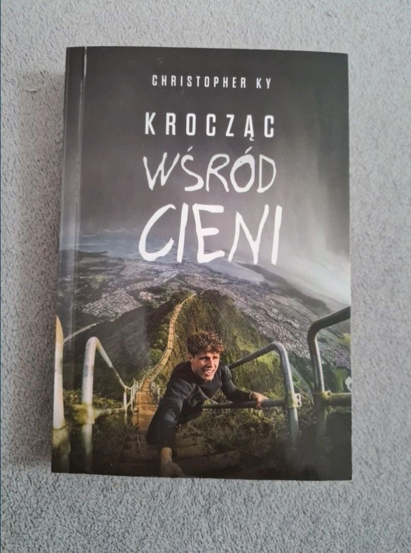 Krocząc wśród cieni - Christopher KY