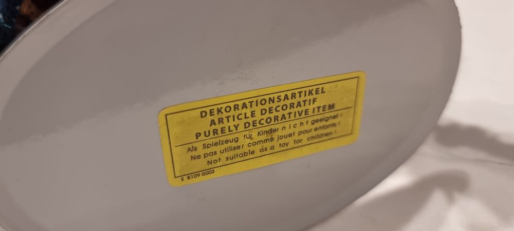 Linda boneca antiga em porcelana