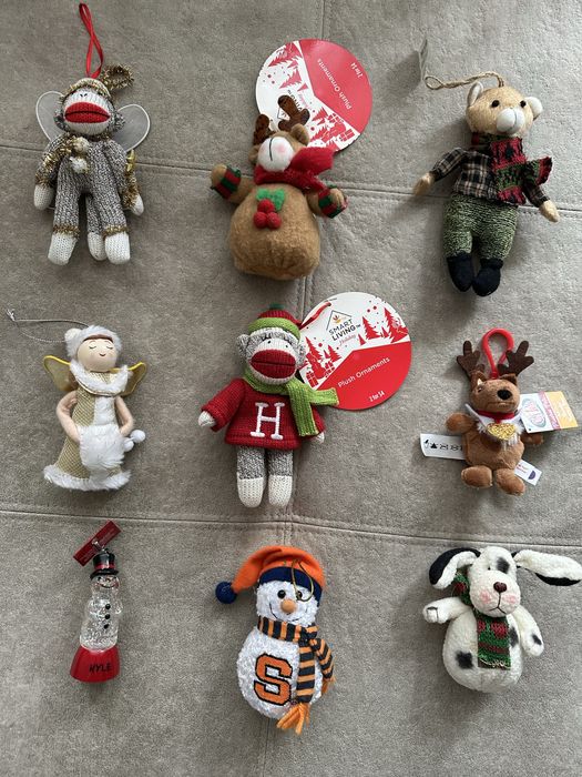 Новорічні мʼякі іграшки на ялинку