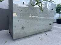 Donica z betonu architektonicznego ze szklem