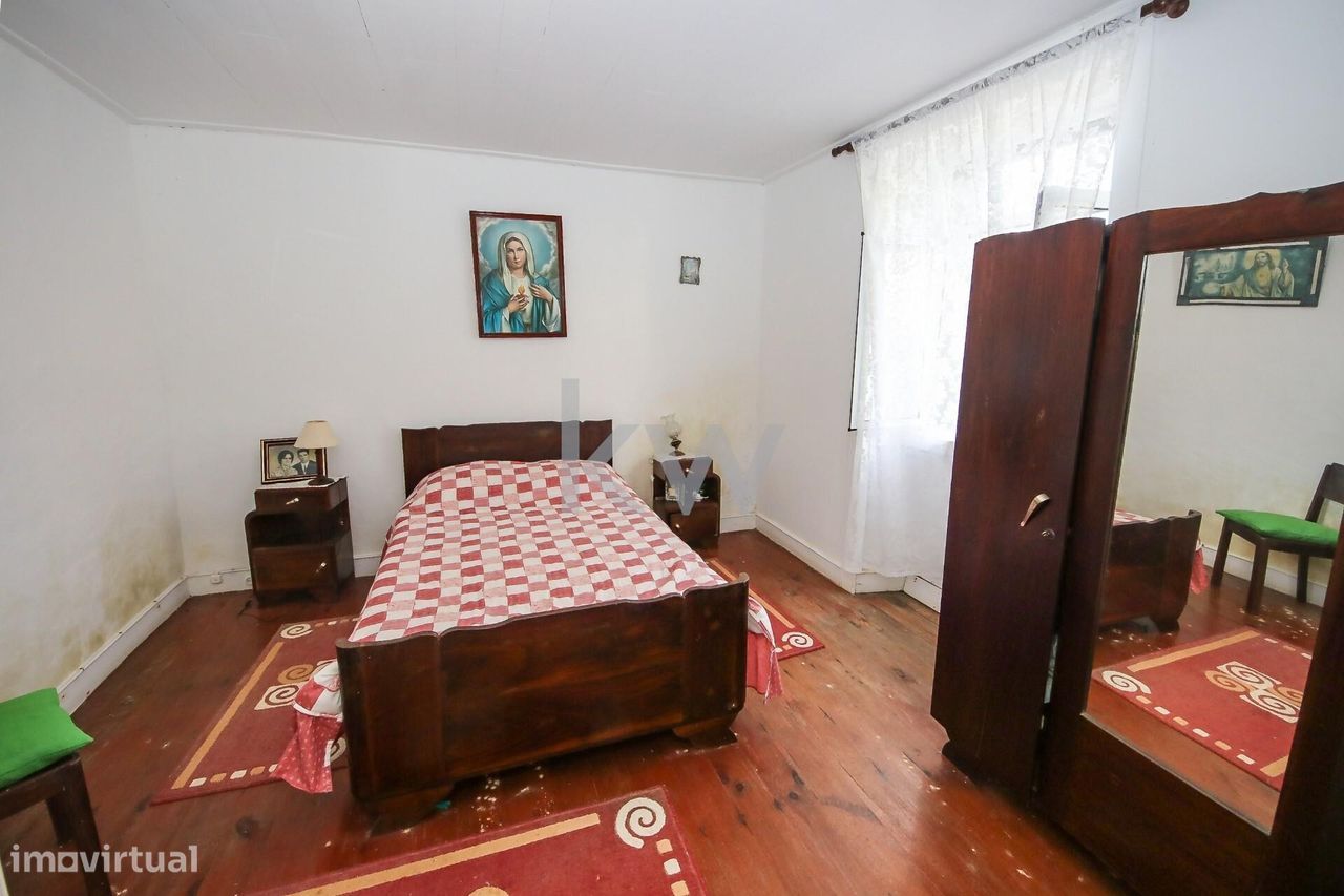 Moradia Isolada V3+2, com garagem e quintal, com estacionamento ao lad