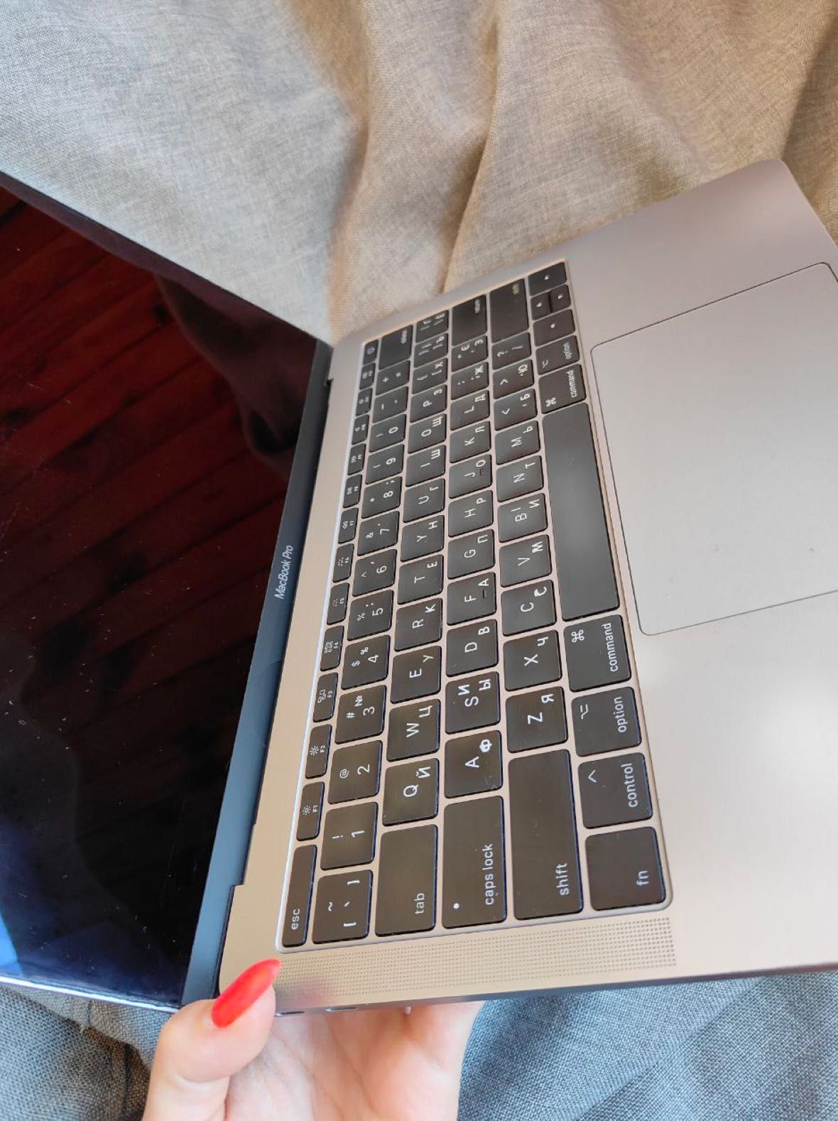 Продам MacBook Pro 13  2017 (Silver, 8/256 ГБ, A1708)