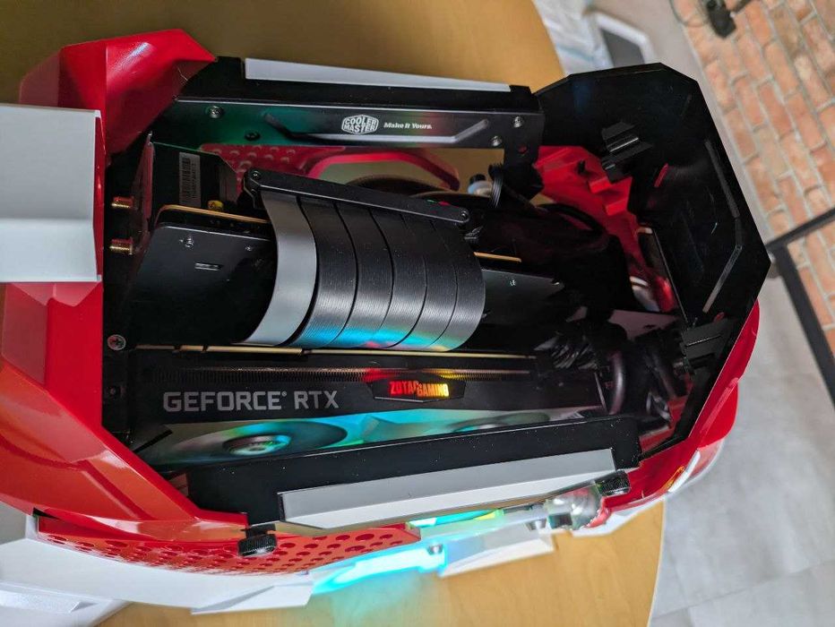 Komputer w unikalnej obudowie SNEAKER X