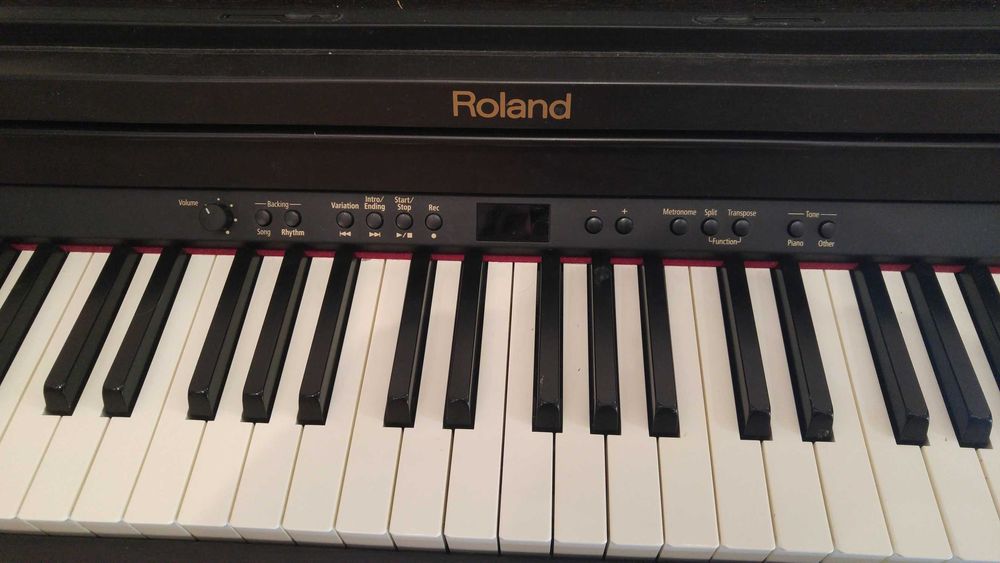 Продам цифровое фортепиано ROLAND RP301R-RW