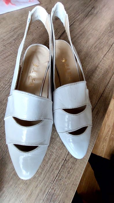 Sapatos brancos salto baixo