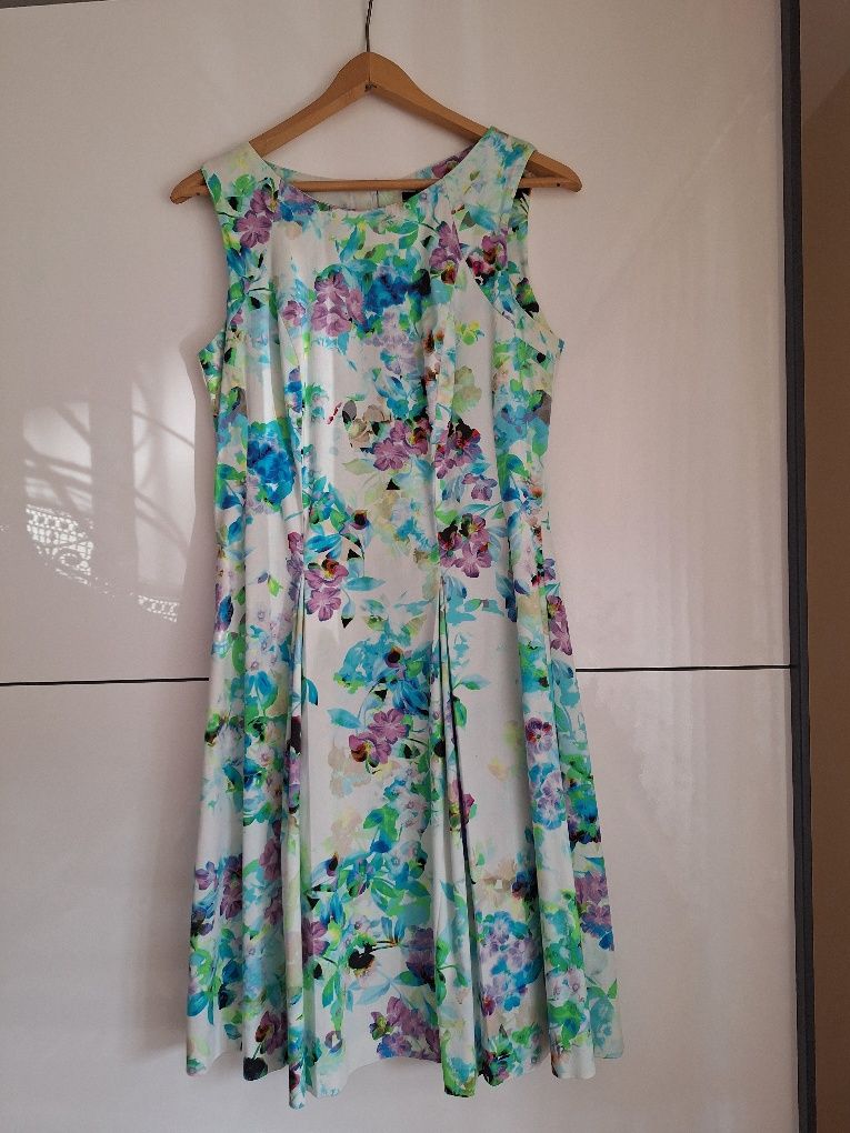 Sukienka w kwiaty 38