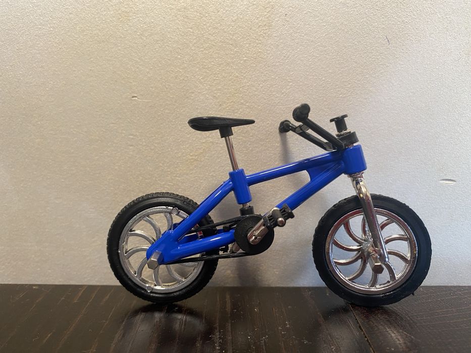 Фінгербайк - міні велосипед. Довжина - 10 см, ширина - 7 см