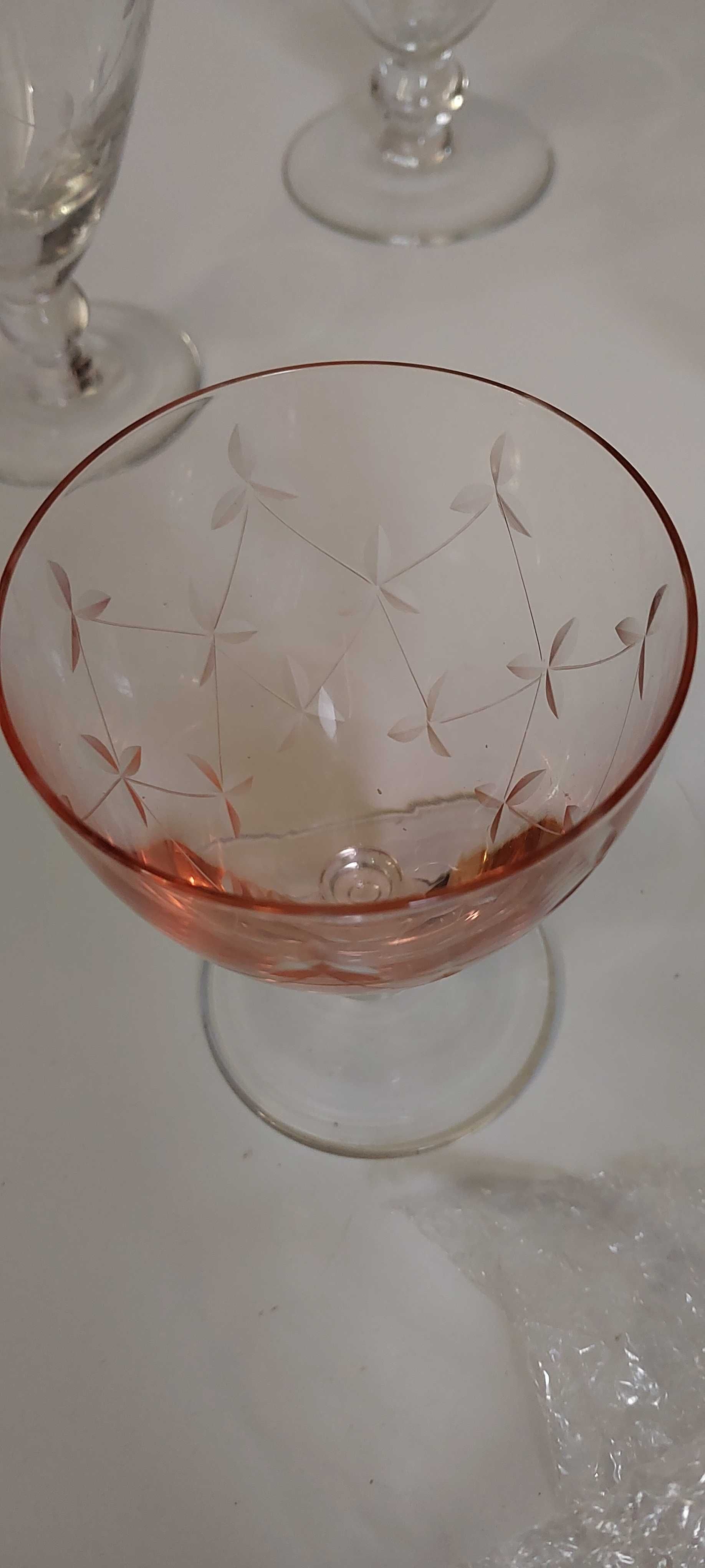 Parte de serviço de copos em meio cristal