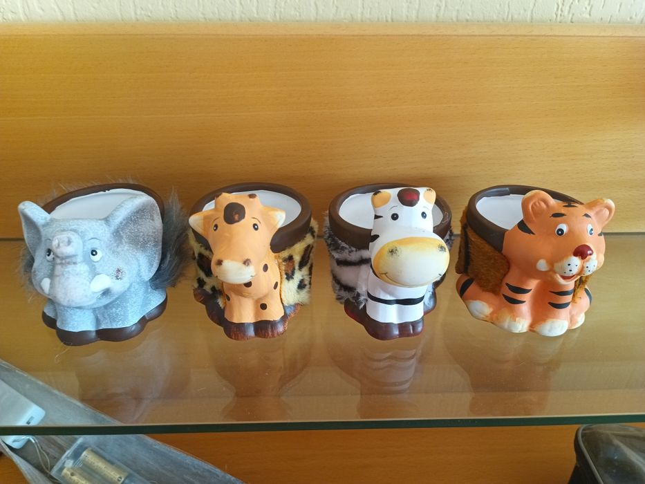 Zestaw 4 osłonek ceramicznych doniczki zwierzęta z futerkiem