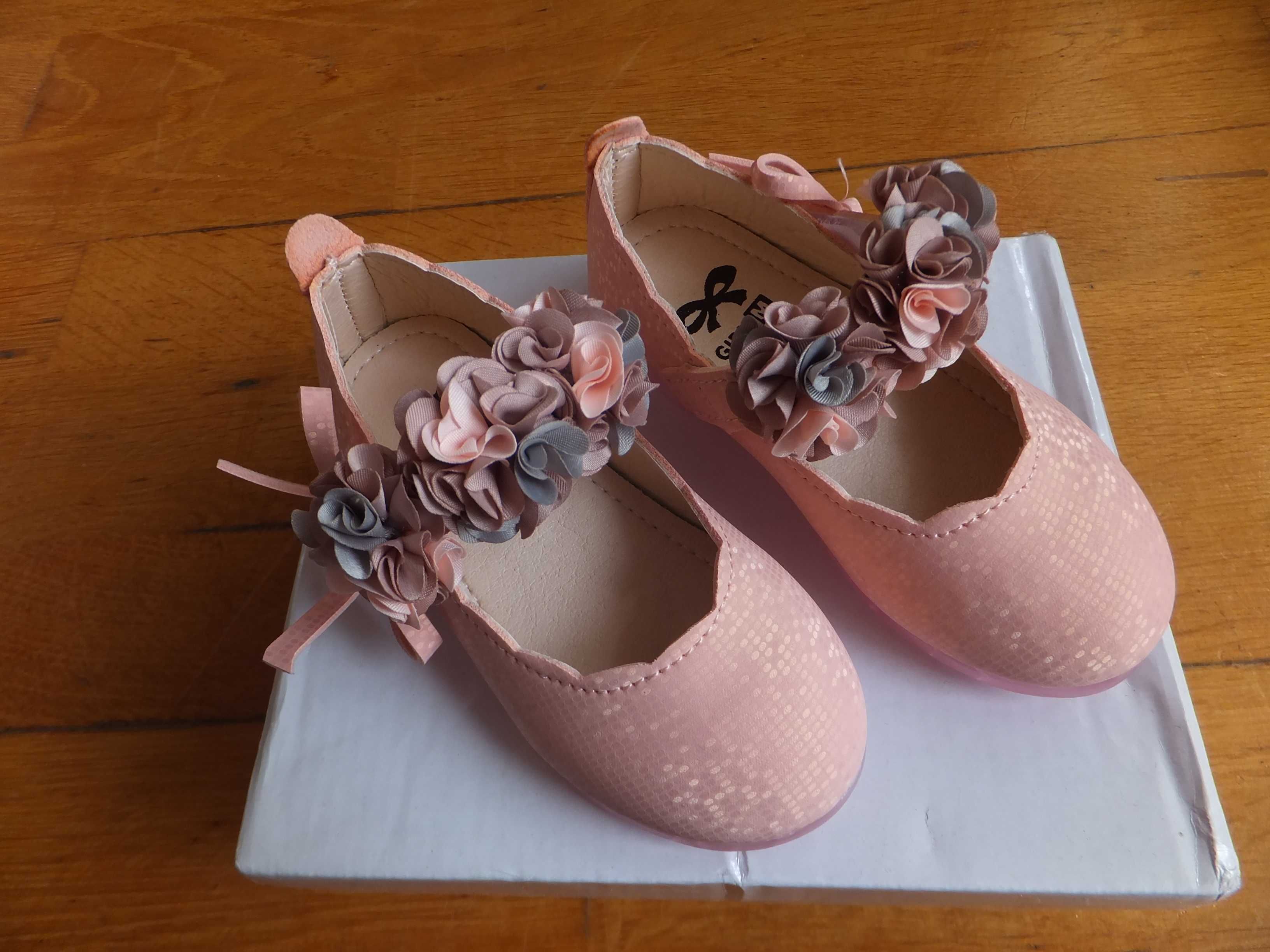 Nowe buciki dla dziewczynki różowe na rzep kwiatki rozmiar 23 dziecko