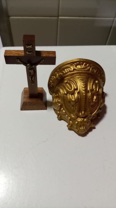 Mísula pequena nova e cruz em madeira