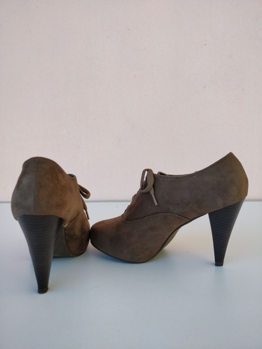 Botins salto tam. 39 (portes incluídos)