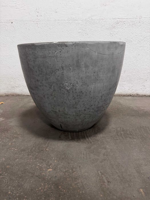 duża donica z żywicy