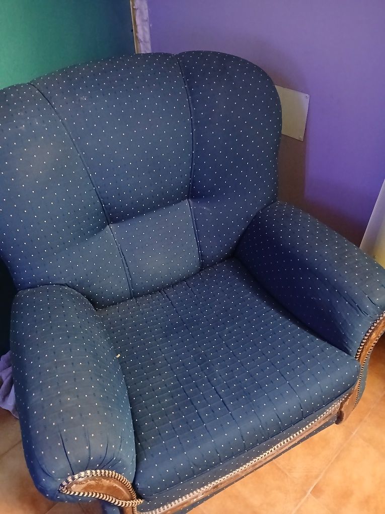 Vendo 3 sofas, um grande de 3 lugares e 2 de 1 lugar