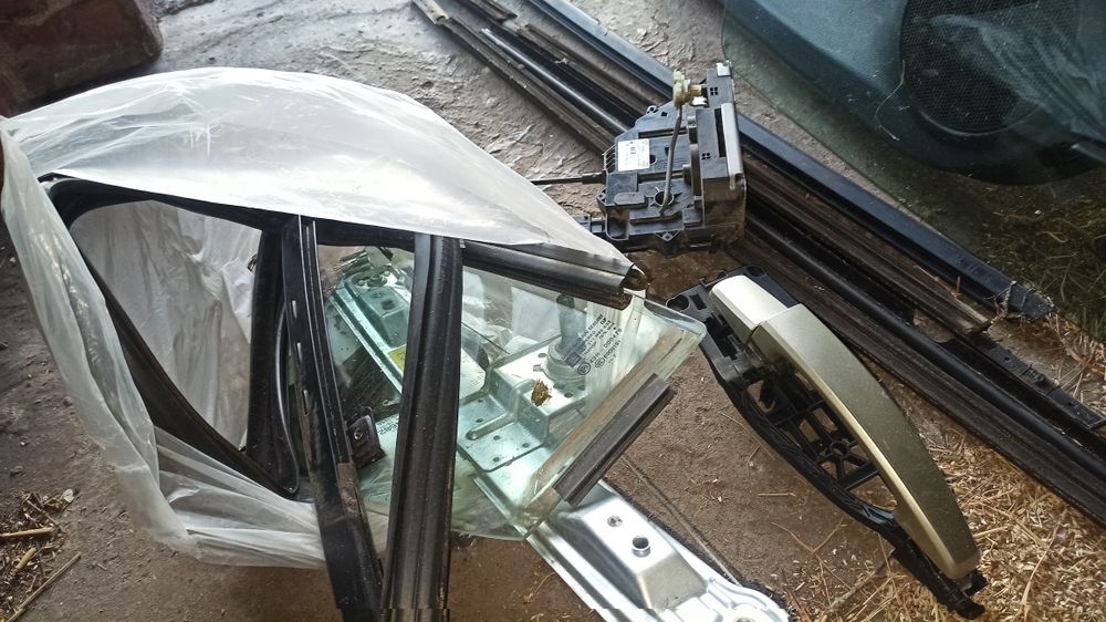 Części  samochodowe z Corsy D(z rozbiórki-całość)