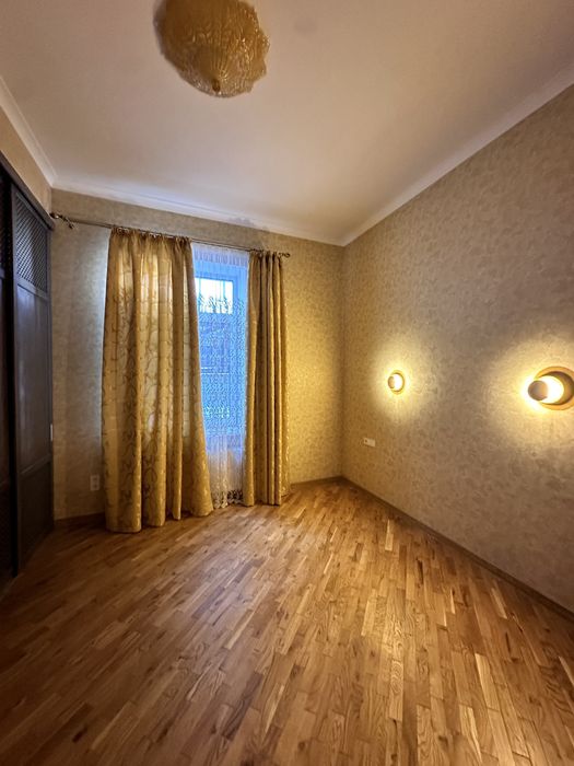 Продається двох кімнатна+ кухня студія+ підвал з Сауною і кімнатою