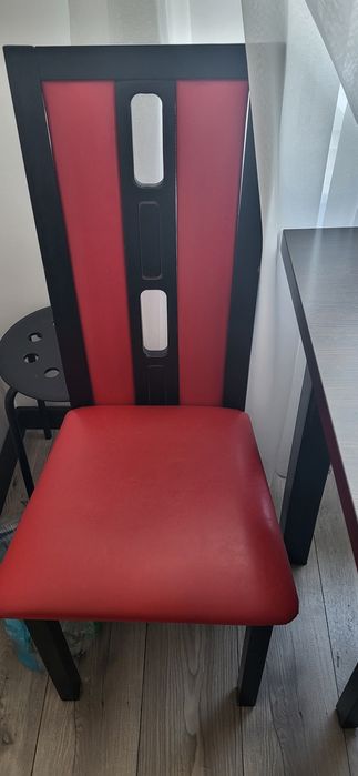 Stół rozkładany z 4 krzesłami