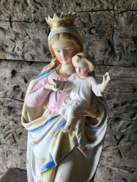 Porcelanowa Maryja Królowa Matka Boża biskwit