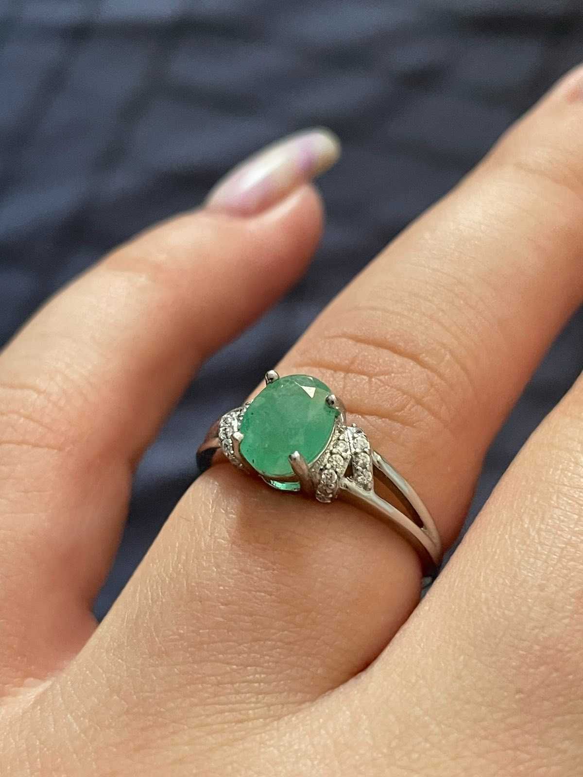 Кольцо с зеленым изумрудом, серебро 925 пробы, размер 16,75