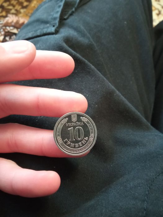 Продам монету 10 гривень