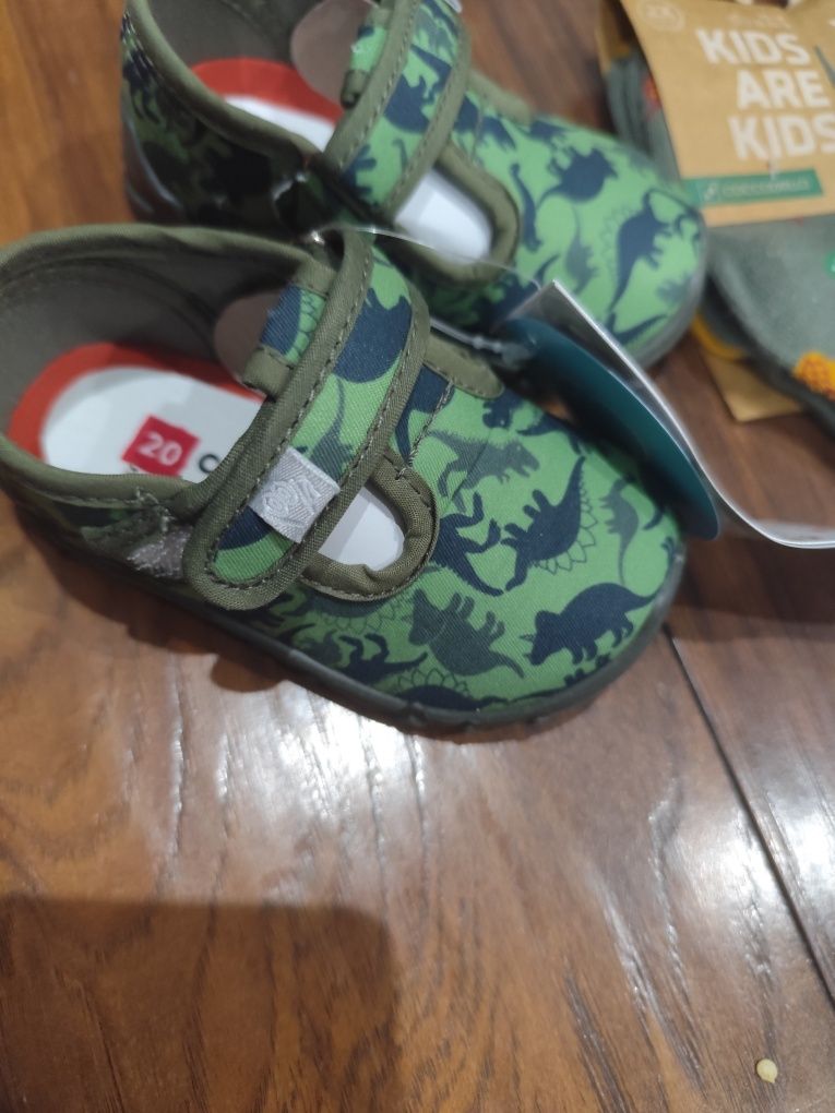 Nowe kapcie do żłobka r.20+skarpetki coccodrillo