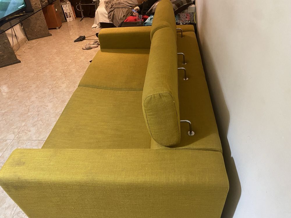 Sofa cama com algumas marcas de uso