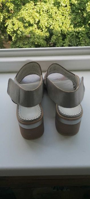 Босоніжки мегазручні, м'які, з натуральної шкіри. р-р 40