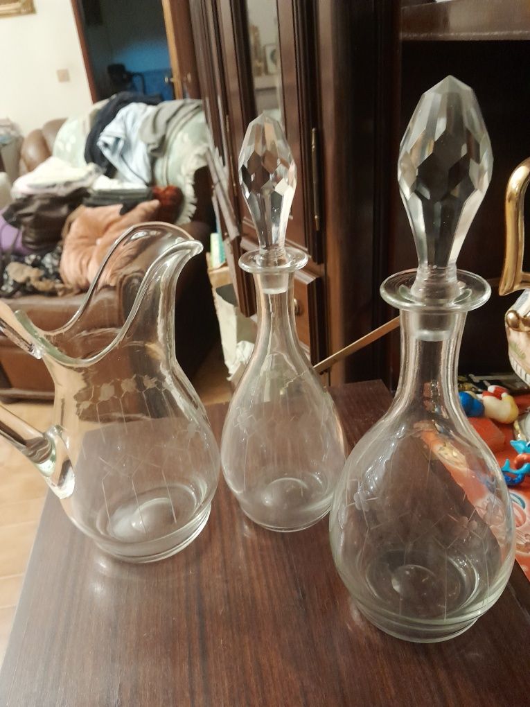 Jarro e licoreiras antigas em vidro lapidado