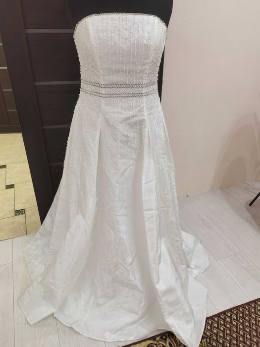 Весільна сукня нова, усипана біссером