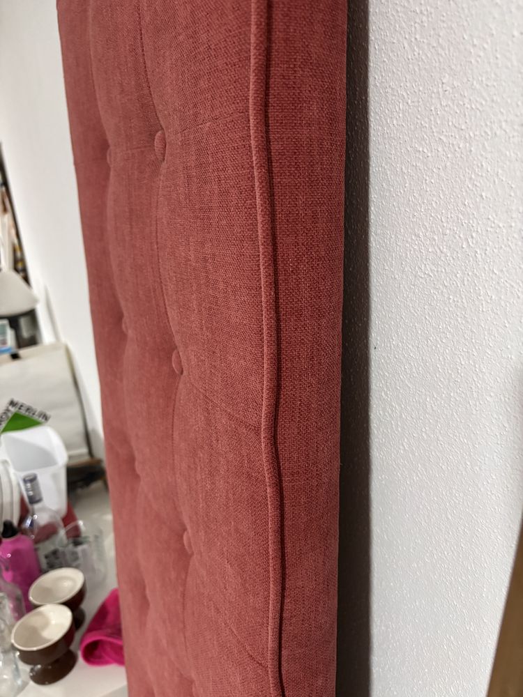 Almofada rosa com base rija (servia de assento)