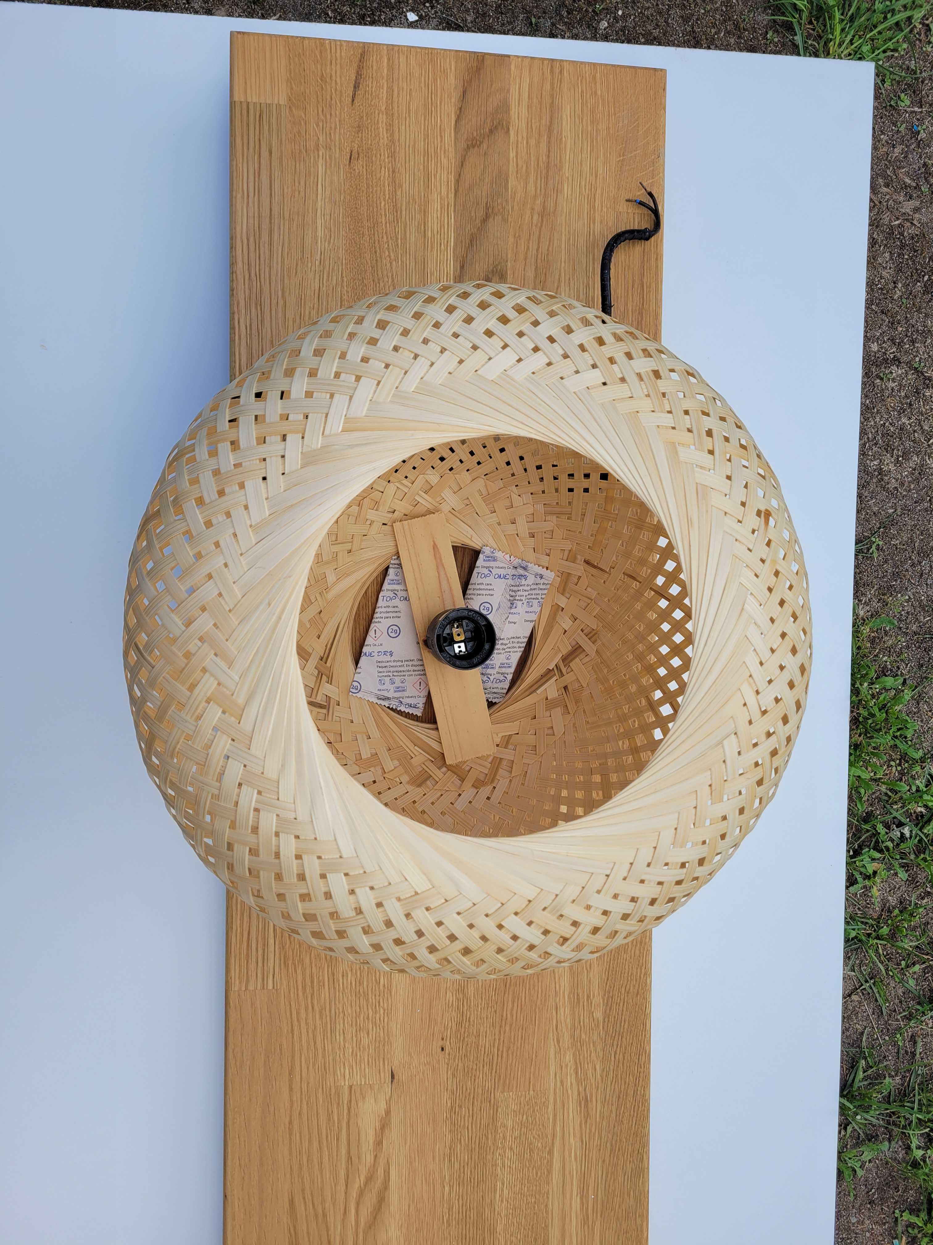 Lampa z bambusowymi kloszami
