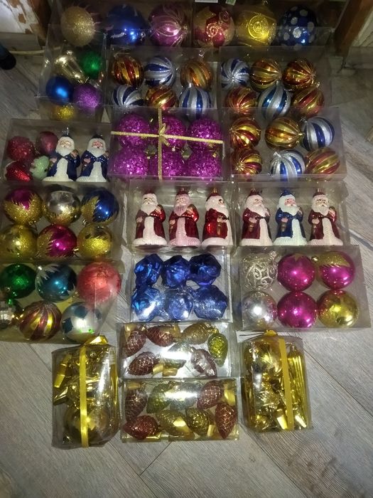 Новорічні іграшки