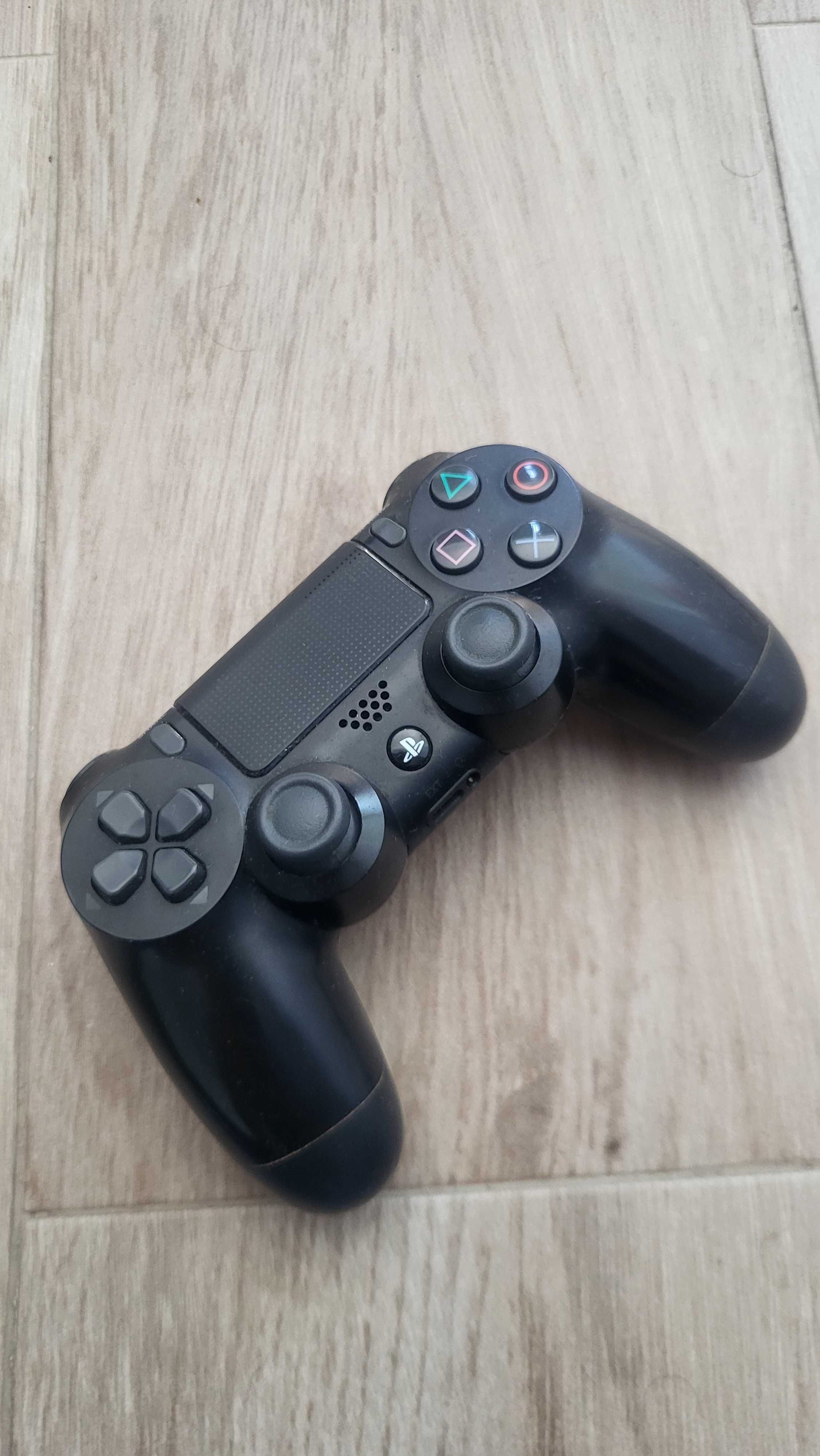 PlayStation 4 com 1 comando e extras