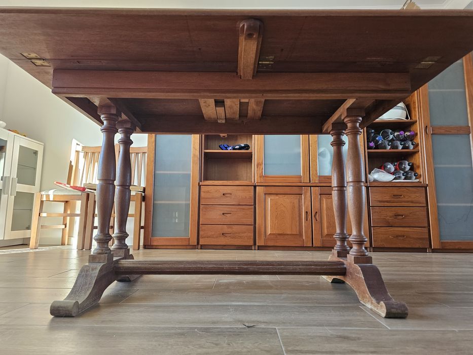 Mesa em madeira com 4 cadeiras