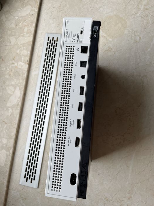 Sprzedaję konsolę Xbox One S.