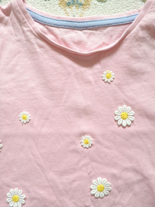 Dziewczęca koszulka z krótkim rękawem - róż w stokrotki: rozm. 122