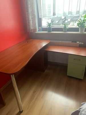 Duże drewniane biurko