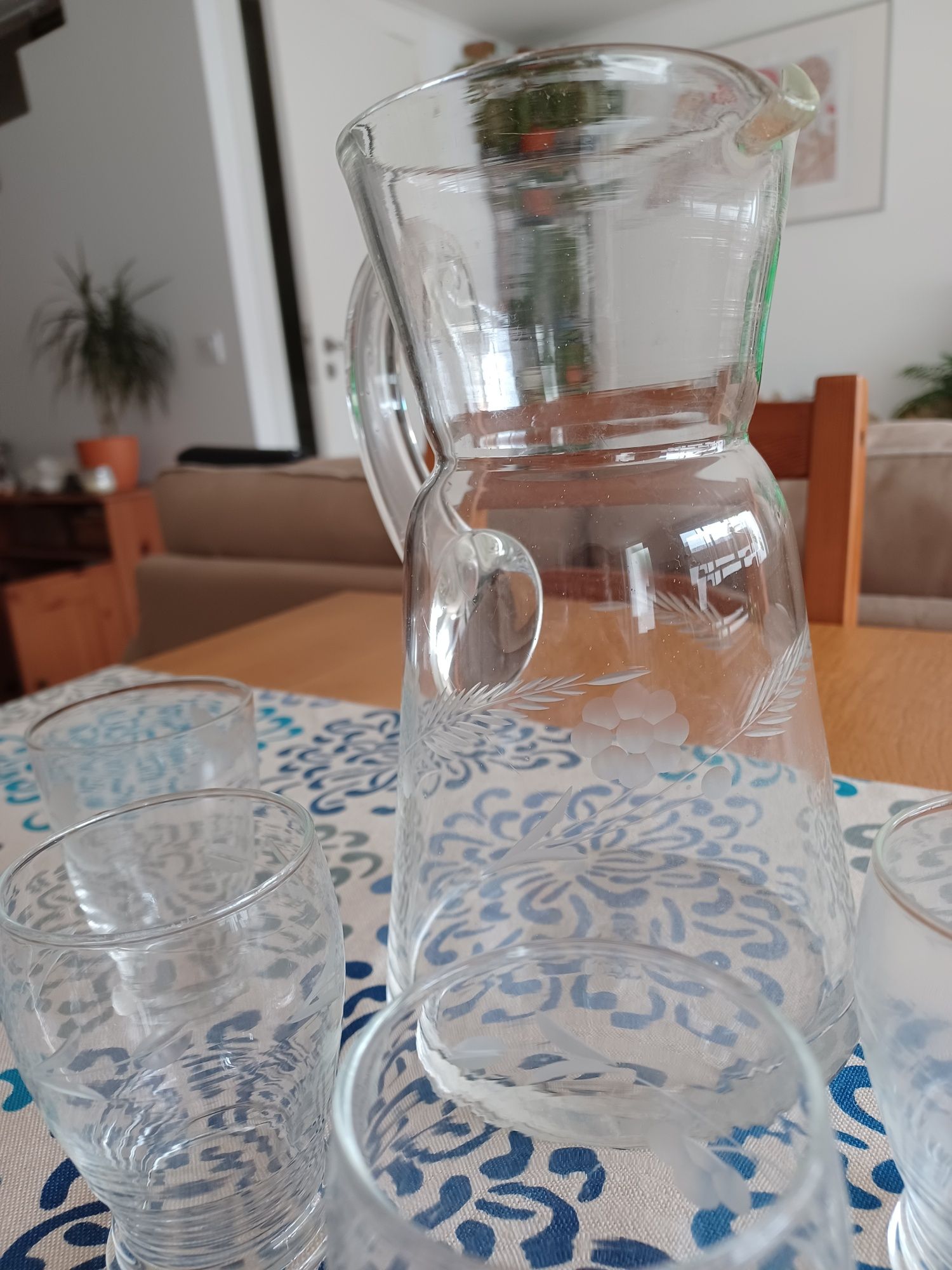 Jarro em vidro com 4 copos vintage
