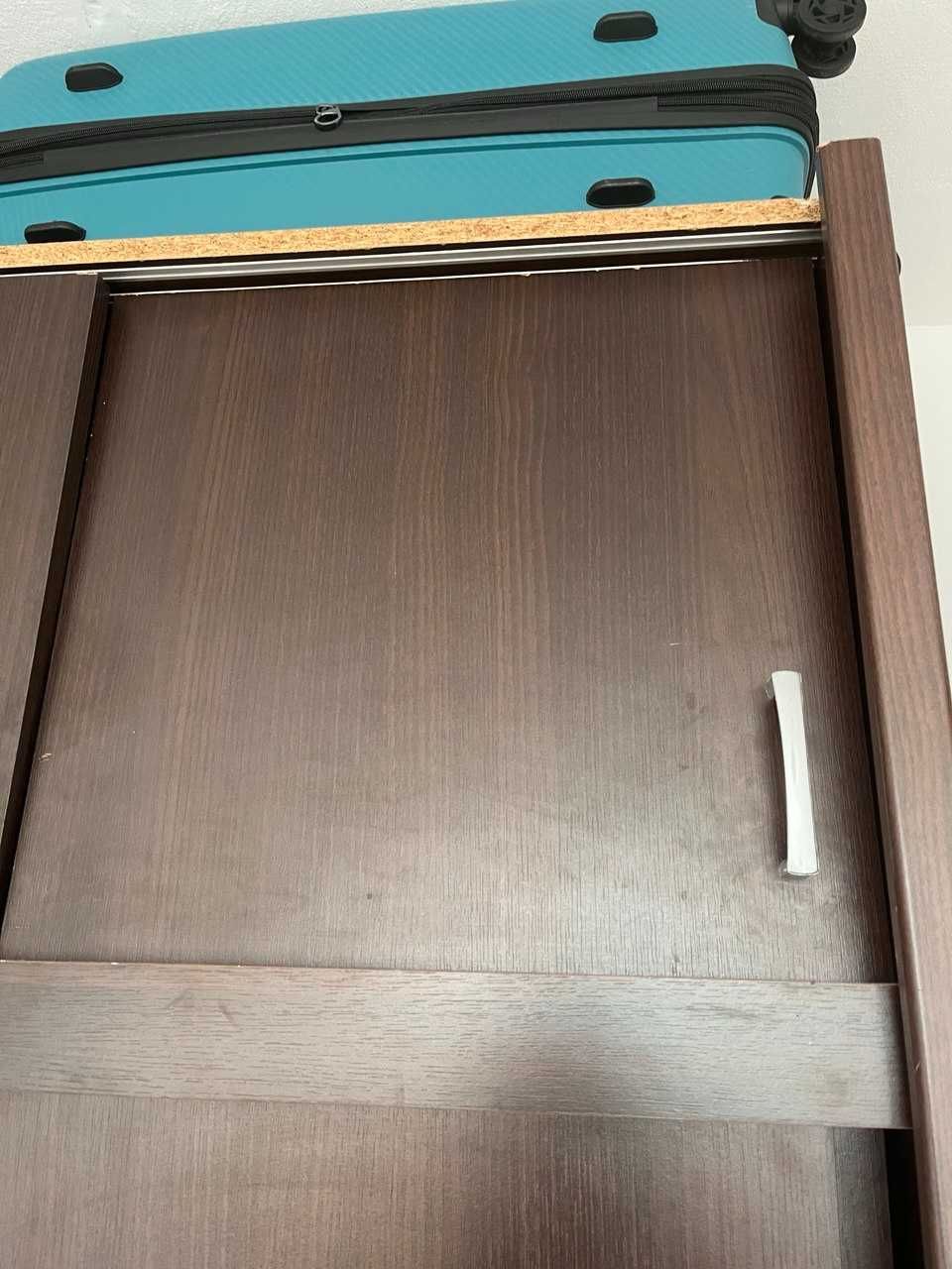 Szafka używana, czarna, lekko uszkodzona.