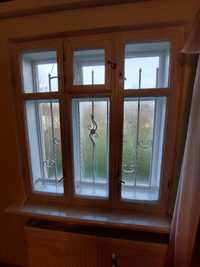 Вікна дерев'яні з решітками металевими 3 шт