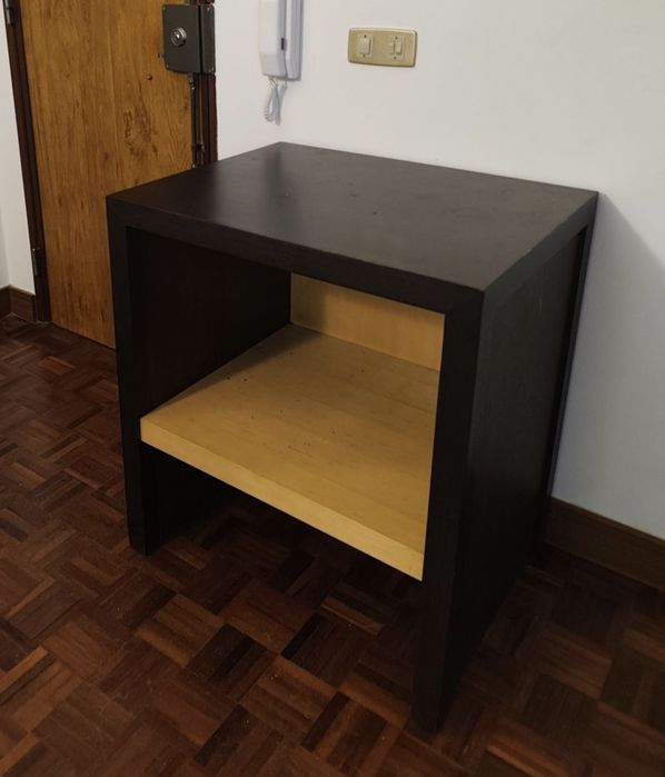 Móvel de madeira maciça em ótimo estado