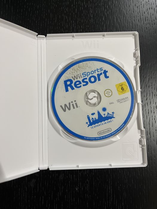 Wii versão red/black + 2 comandos Wii + jogo Resort