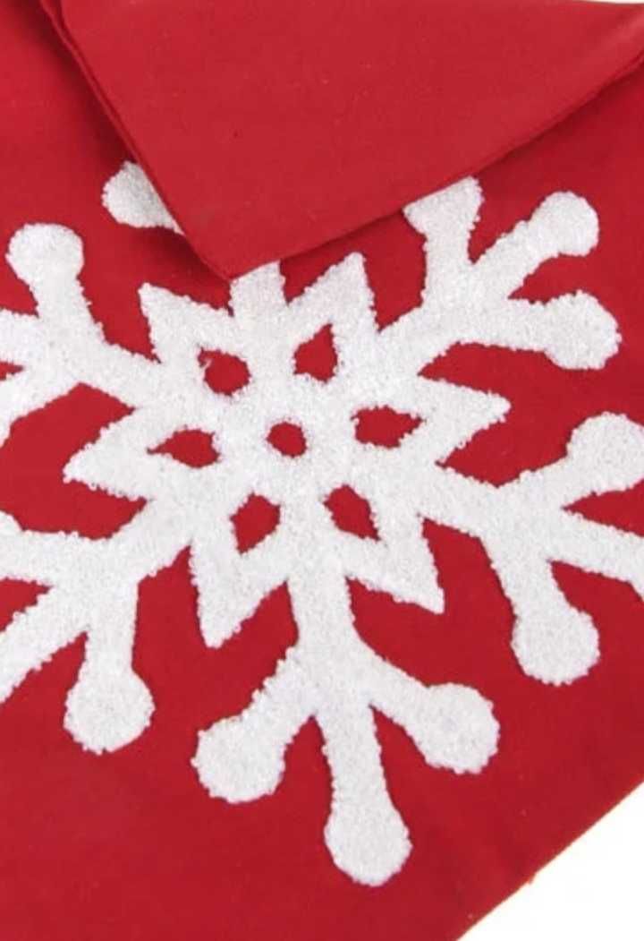 Czerwona świąteczna poszewka na poduszkę ze śnieżynkami gruba haft