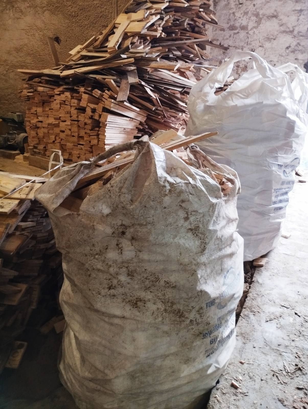 Продам дрова (обріз дошки) 250 грн та паливну пеллету 150 грн
