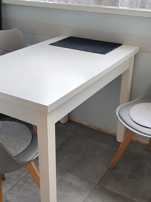 Oddam za darmo osobie ktora być może potrzebuje stół oraz 3 krzesła Dł