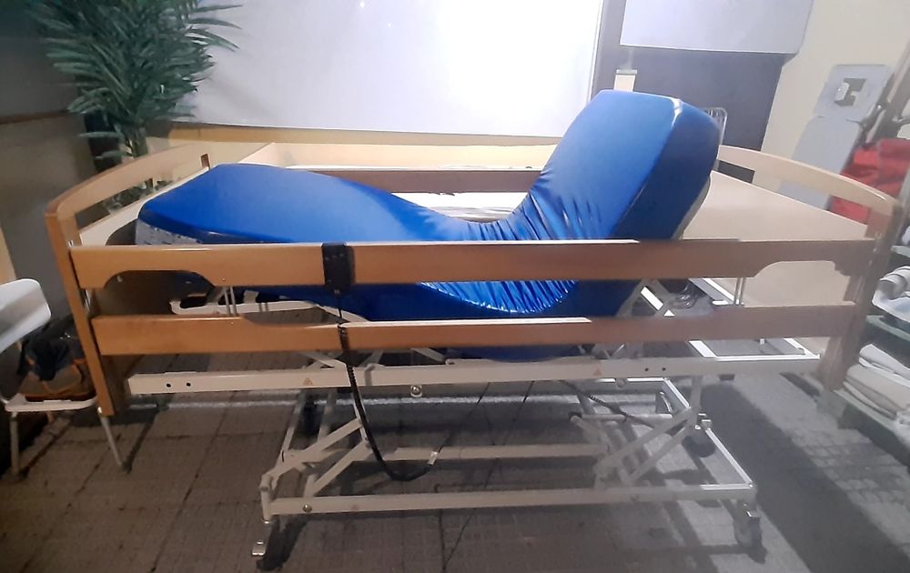 Cama articulada elétrica e elevatória hospitalar