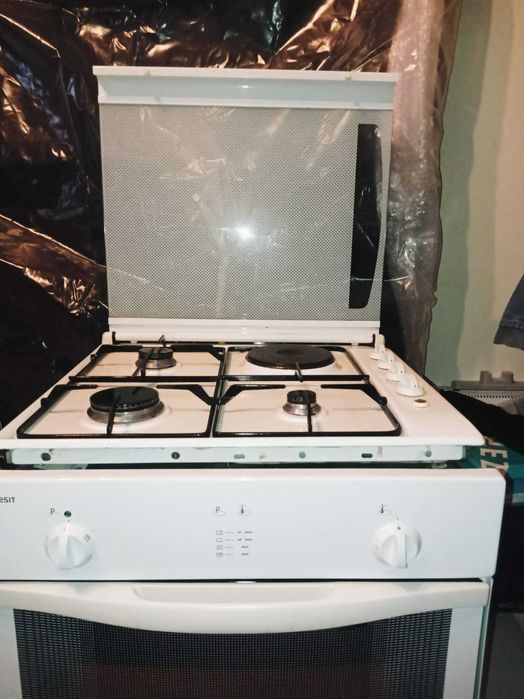 Forno Ele. + Placa Gás + Exaustor INDESIT (tudo a funcionar)