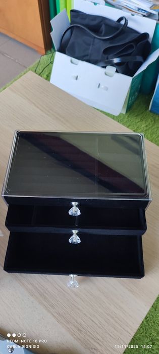 Caixa acrílica com 3 gavetas de veludo nova a estrear