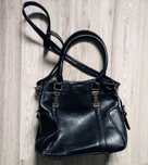 Czarna torebka shopper - pojemna, modna, wygodna